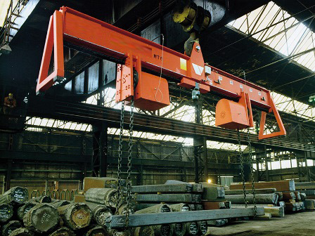 A device for flipping the main beam of a crane A device for flipping the main beam of a crane