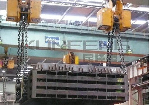 Chain type load turning crane