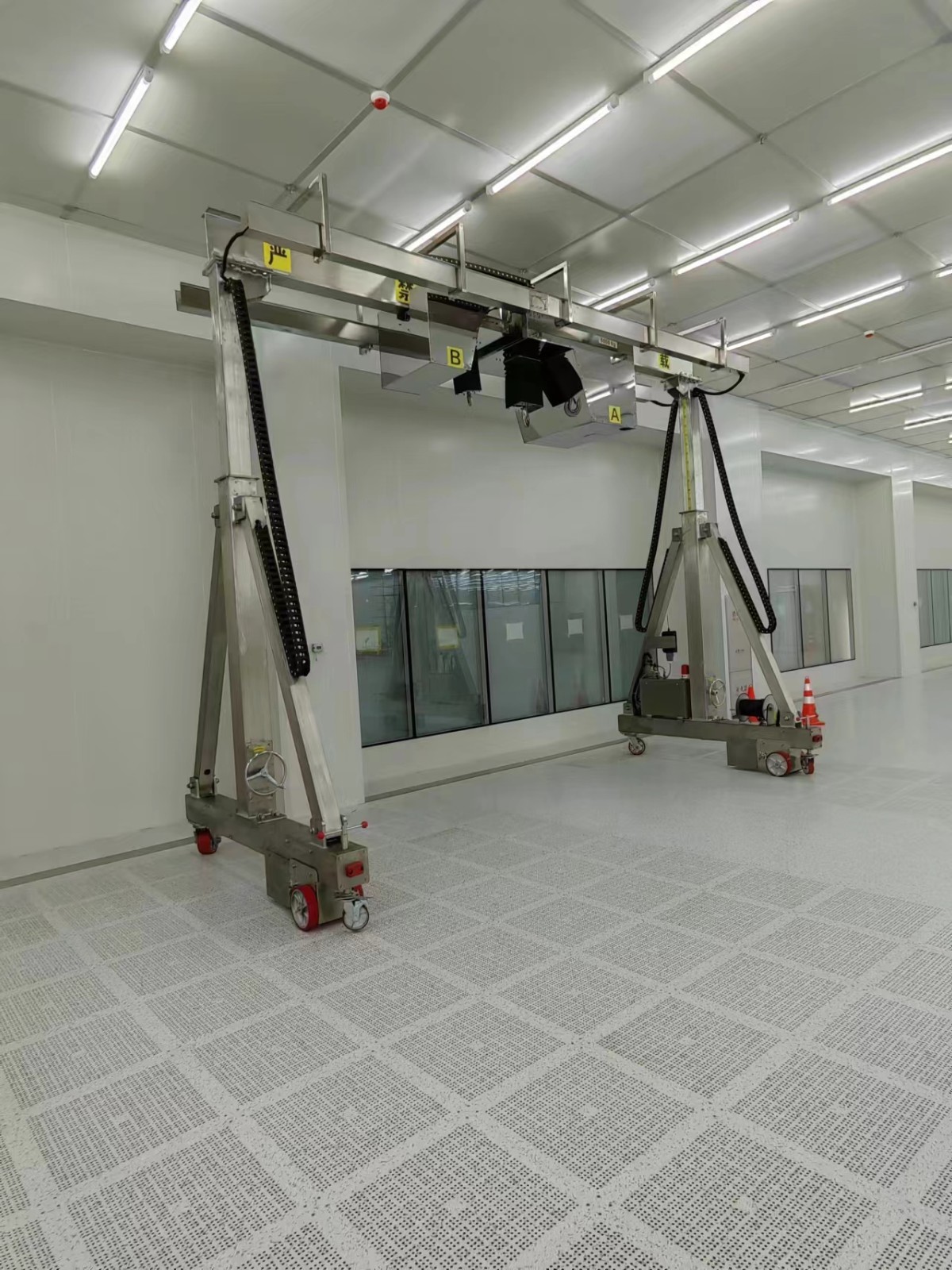 Cleanroom mobile gantry crane