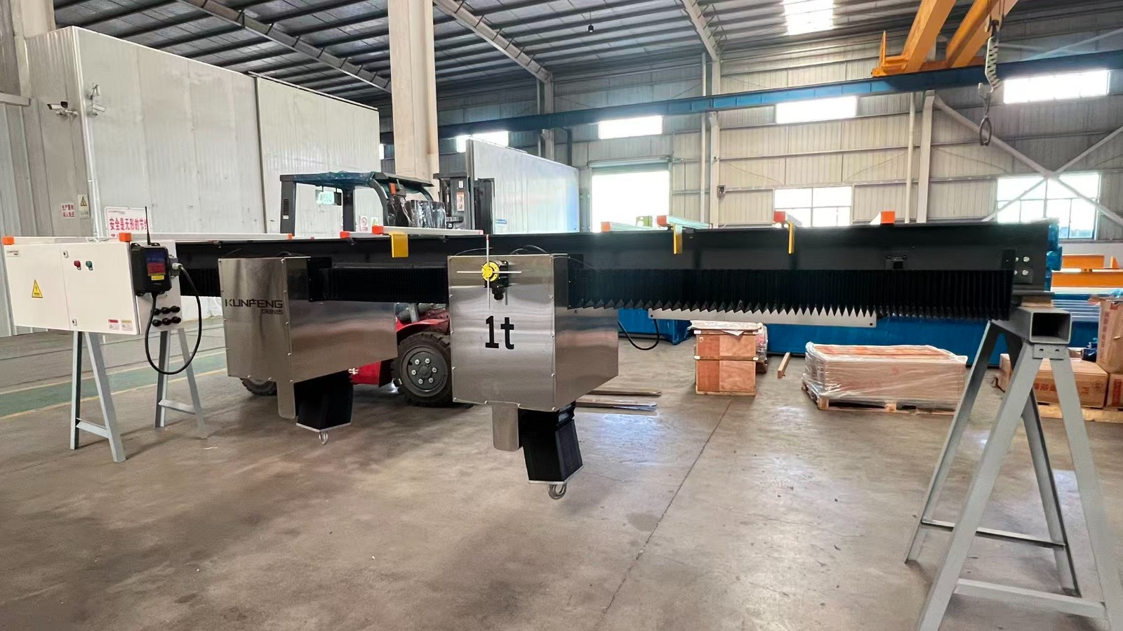 Cleanroom monorail workstation crane