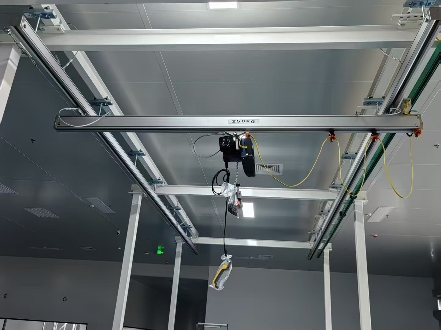 Aluminum freestanding workstation crane system