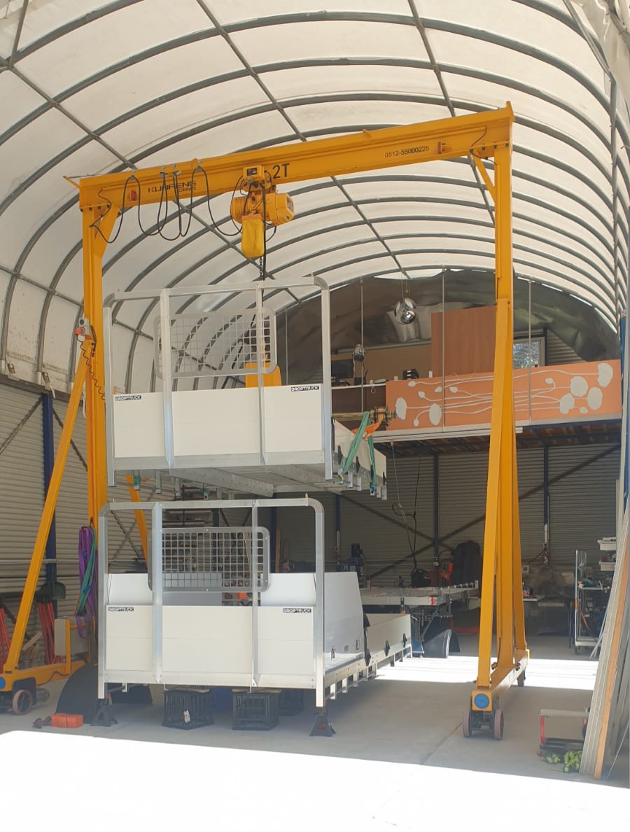 Fixed height steel mobile gantry crane
