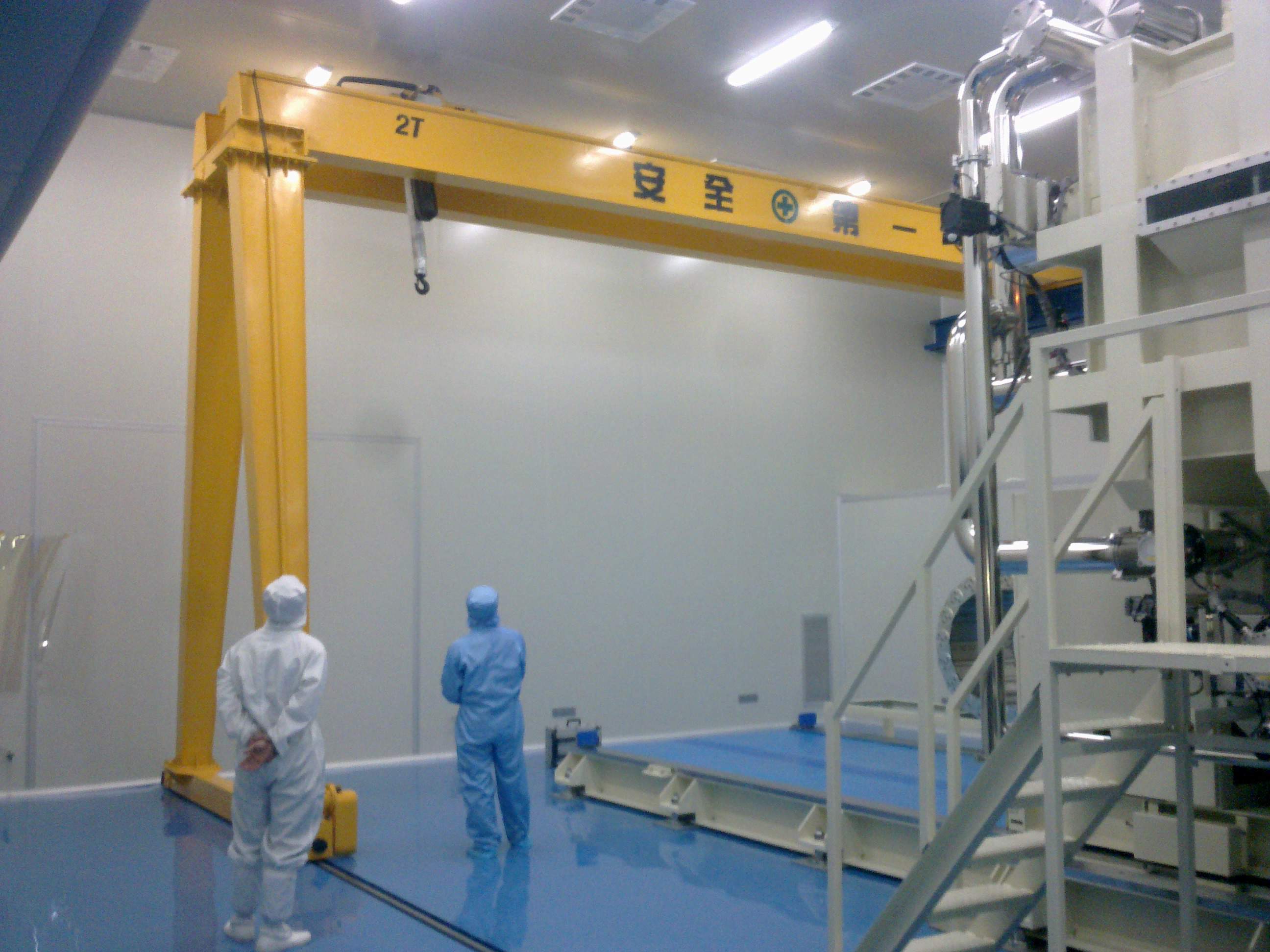 Cleanroom semi-gantry crane