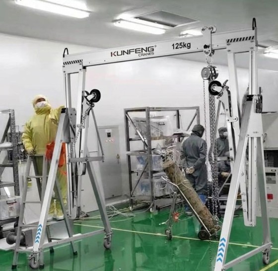Portable aluminum gantry crane for precision electronics workshop