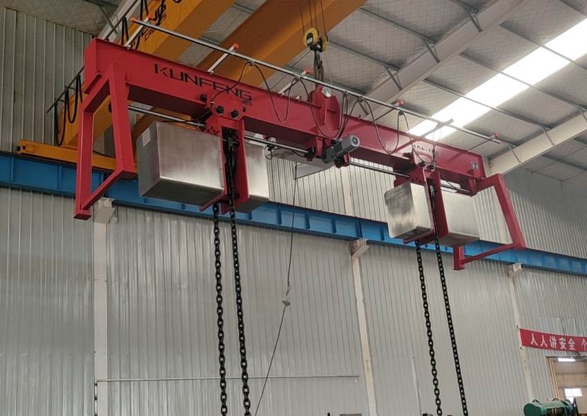 Chain load rotator at the crane hook