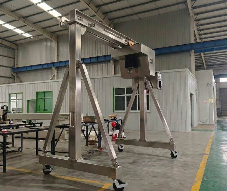 Moveable gantry crane for cleanroom