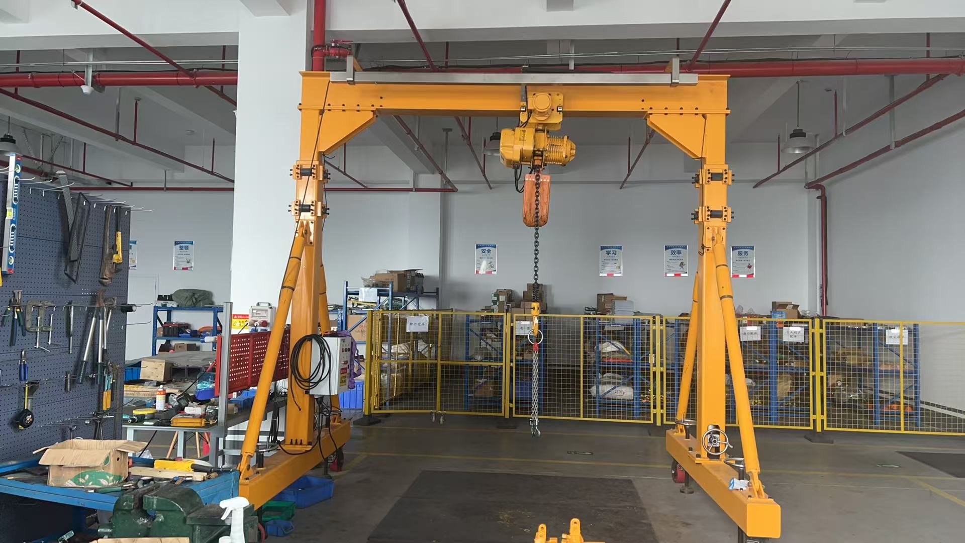 Mobile trackless gantry crane for mechanical workshop