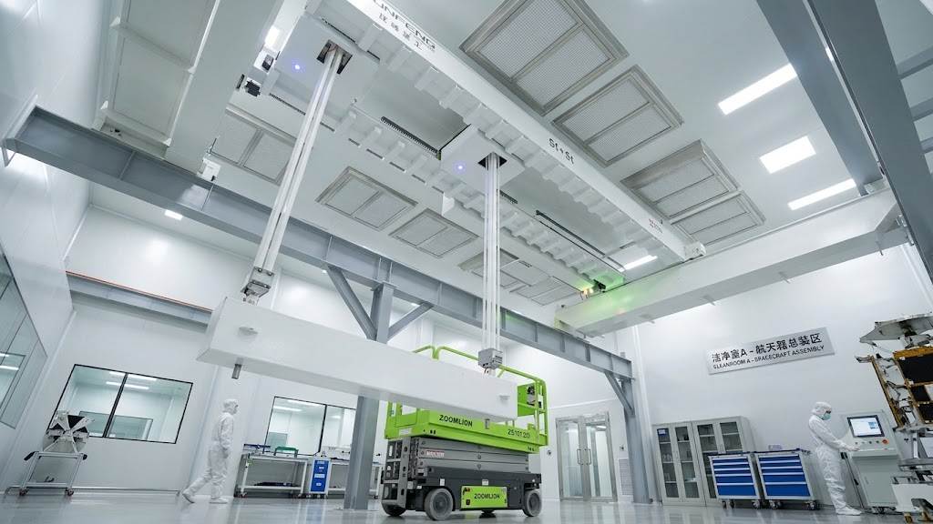 Intelligent overhead cleanroom crane for aerospace