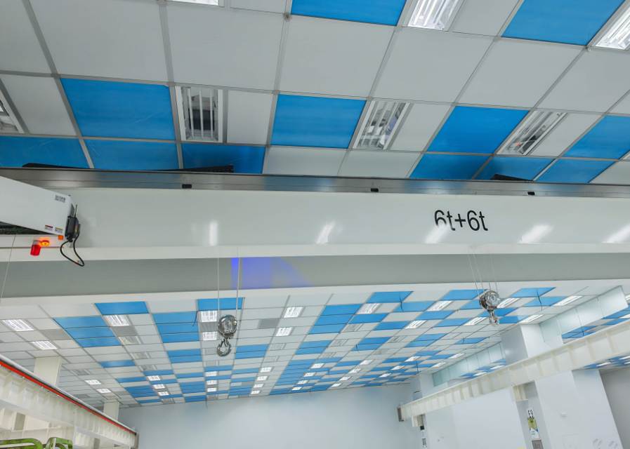Overhead cleanroom crane for semiconductor