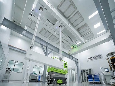 Precision Positioning Overhead Crane in Aerospace Industry